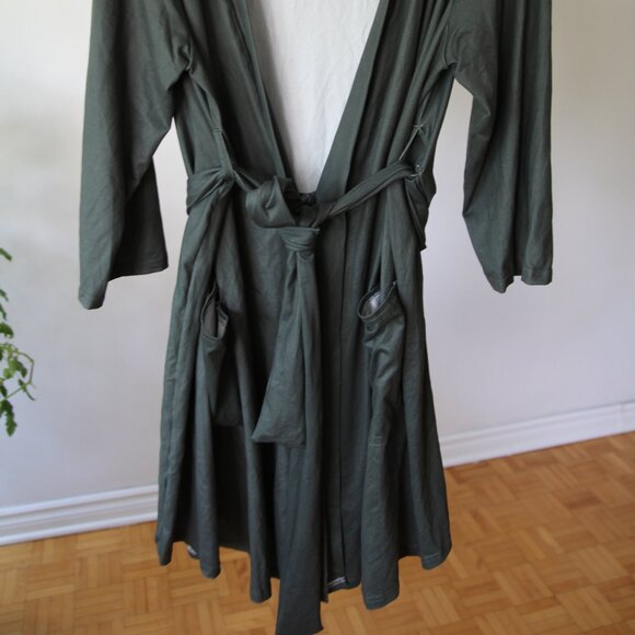 Queen Maddyn dressing gown. - Picture 11 of 13
